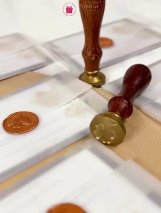 Suvenir-suvenir ini mengusung tema elegan dan modern, dengan tetap memasukkan unsur Jawa lewat penggunaan wax seal.  @anaria_souvenir.