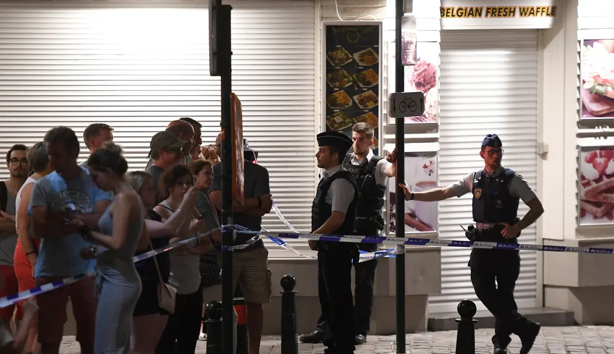 Polisi berjaga di sekitar Stasiun Pusat Brussels setelah teror ledakan di Brussels, Belgia (20/6). Pelaku ditembak mati oleh tentara Belgia saat hendak mengaktifkan bom rompi. (AFP Photo/Emmanuel Dunand)