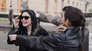 Kenakan selempang bride to be, Febby Rastanty kenakan rok mini dan vest cokelat berlapis jaket kulit. Sembari jinjing tas Lady Dior berwarna merah, Febby kenakan veil yang bervolume [@medinadinaaa]