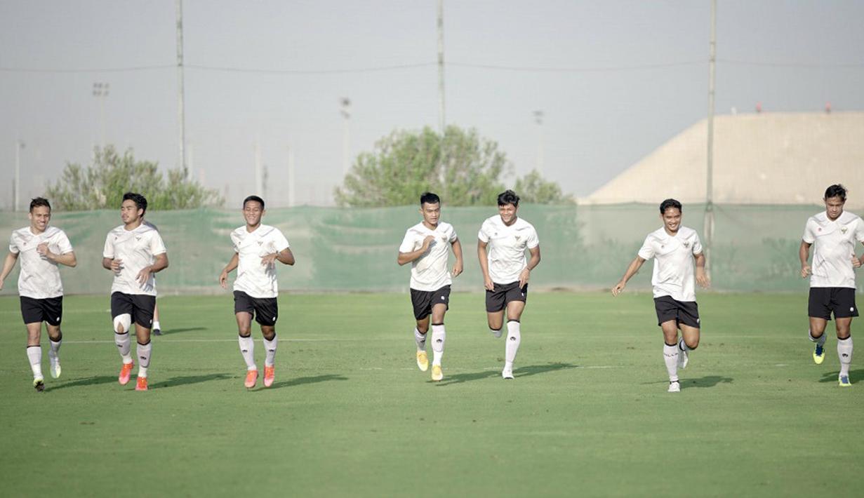 Usai menjalani dua kali latihan di pantai, timnas Indonesia menggelar latihan untuk pertama kalinya di lapangan JA Centre of Excellence & Shooting Club Dubai. (Foto: Dokumentasi PSSI)