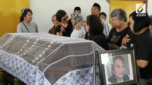 Jenazah Nh Dini dikremasi di Semarang, Jawa Tengah. Kremasi diwarnai isak tangis keluarga termasuk putri satu-satunya Nh Dini.