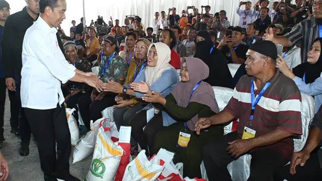 Presiden Jokowi menyerahkan bantuan pangan cadangan beras pemerintah di Kompleks Pergudangan Bulog Bakaran Batu, Kabupaten Labuhanbatu, Sumatra Utara, Jumat (15/3/2024).
