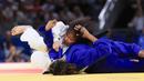 <p>Atlet judo putri Indonesia, Maryam March Maharani (kiri) berhasil menjatuhkan pejudo Mozambik, Jacira Ferreira pada laga babak 32 besar kelas 52 kg putri Olimpiade Paris 2024 di Champ-de-Mars Arena, Paris, Minggu (28/7/2024). Maryam March Maharani menang 10-0, namun ahirnya tersingkir di babak 16 besar setelah kalah dari pejudo Kosovo, Distria Krasniqi. (Dok. NOC Indonesia/Naif Muhammad Al'as)</p>