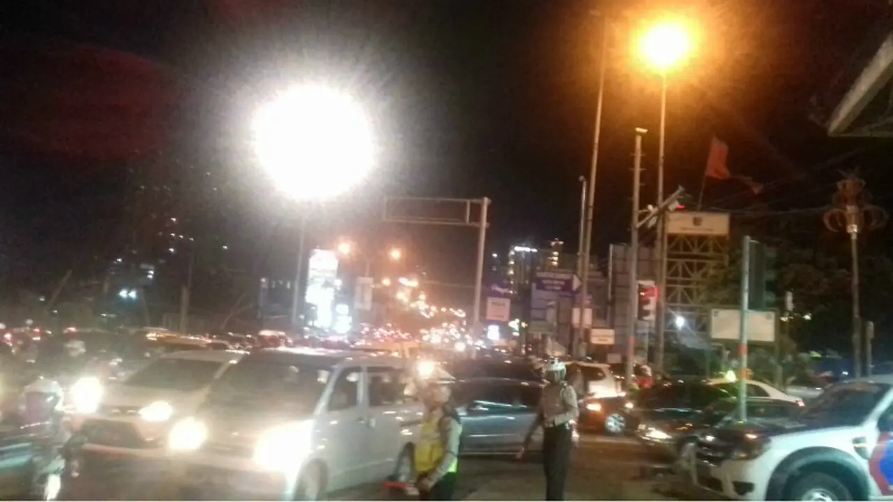 Jalanan padat akibat pohon tumbang