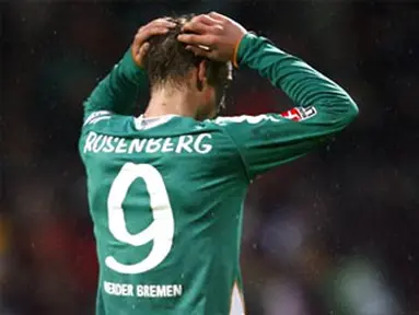 Werder Bremen's Swedish striker Markus Rosenberg leaves the pitch after the Bundesliga match against VfL Wolfsburg on March 16, 2008 at Weser stadium in Bremen. Wolfsburg won the match 0-1. AFP PHOTO/NIGEL TREBLIN