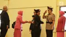 Kapolri Jenderal Tito Karnavian memberikan ucapan selamat kepada Brigjen Muhammad Iqbal selama upacara sertijab di Mako Brimob, Kelapa Dua, Depok, Rabu (14/ 11). Iqbal menjabat Kadiv Humas menggantikan Irjen Setyo Wasisto. (Liputan6.com/Herman Zakharia)