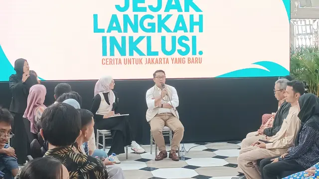 Bakal calon gubernur Jakarta Ridwan Kamil (RK) bersama kaum disabilitas. (Merdeka).