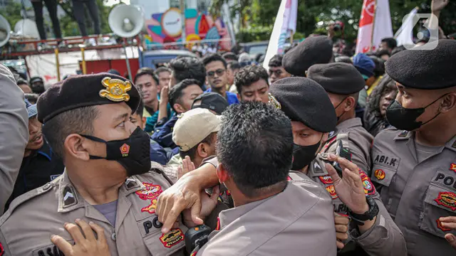 Aksi Saling Dorong BEM SI dengan Polisi di Kawasan Patung Kuda