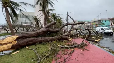 Kerusakan yang disebabkan oleh angin kencang dan curah hujan sehari setelah Topan Mawar melewati Teluk Tumon, Guam, 25 Mei 2023. (AFP/James Reynolds)