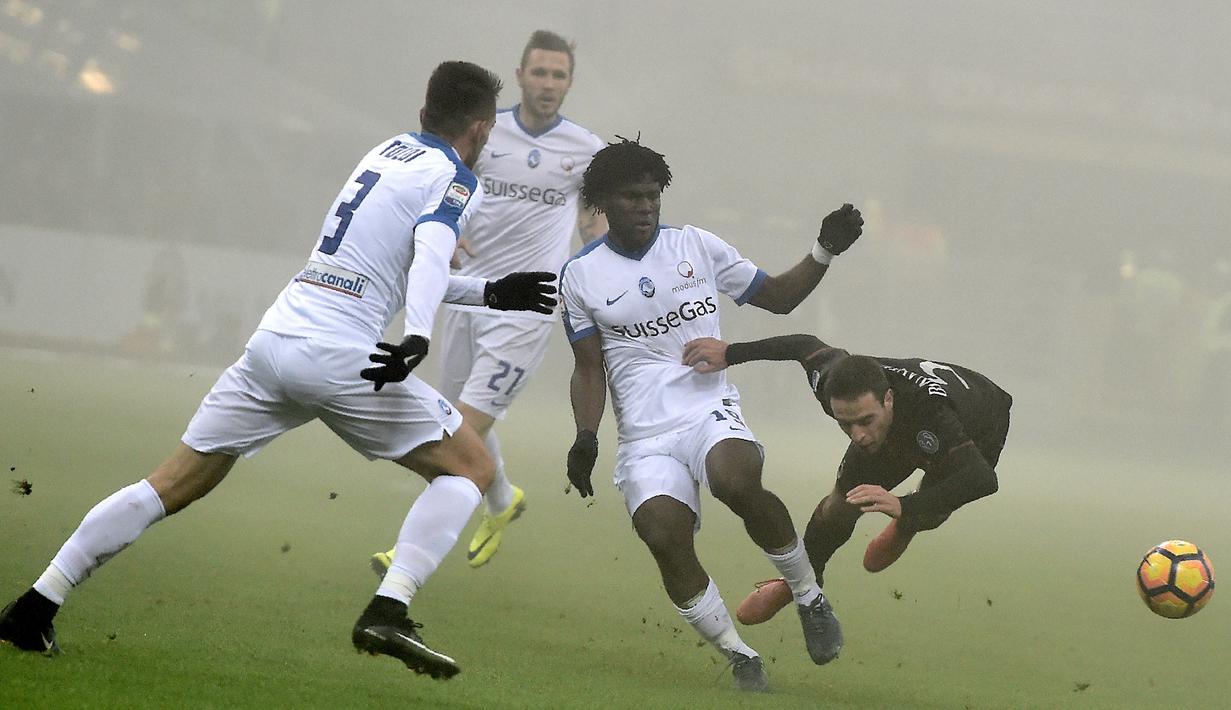  AC Milan bermain imbang tanpa gol menghadapi Atalanta dalam lanjutan Serie A yang berlangsung di Stadion San Siro, Milan, Sabtu (17/12/2016) waktu setempat. (AFP/Tiziana fabi)