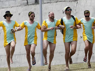 Suporter timnas kriket Australia menari di pantai dengan mengenakan busana tidur wanita. (AP//Arnulfo Franco)