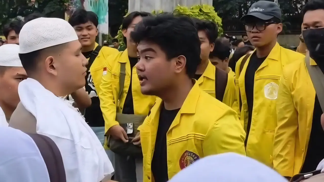 Mahasiswa yang viral diduga melakukan tindakan provokatif ke polisi di depan gedung Mabes Polri, Jakarta, Jumat 27 Februari 2026.