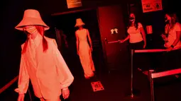 Model menampilkan kreasi desainer Spanyol Devota dan Lomba dalam Mercedes-Benz Fashion Week di Madrid, Spanyol, Kamis (10/9/2020). Acara yang digelar di tengah pandemi COVID-19 berlangsung pada 10-13 September 2020 dengan menerapkan protokol kesehatan. (AP Photo/Bernat Armangue)