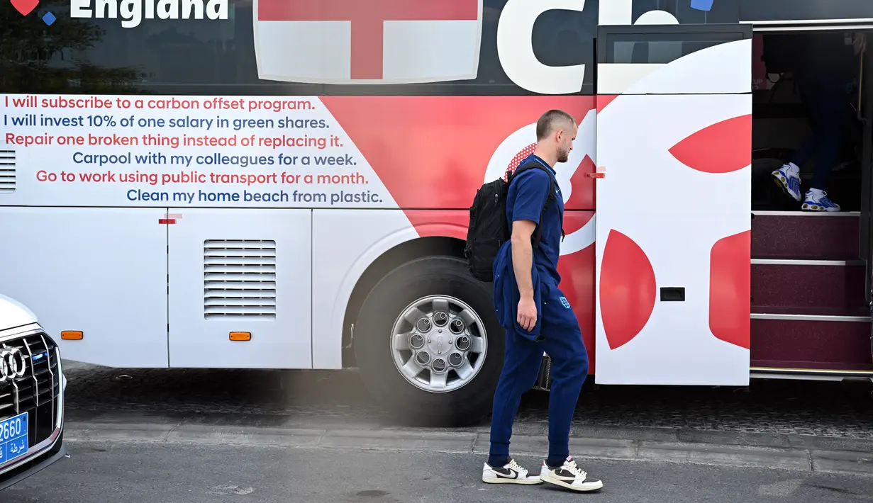 Bek Inggris Eric Dier akan menaiki bus di Doha (11/12/2022). Bus yang membawa Timnas Inggris meninggalkan hotel menuju bandara untuk membawa mereka kembali ke kampung halaman. (AFP/Paul Ellis)
