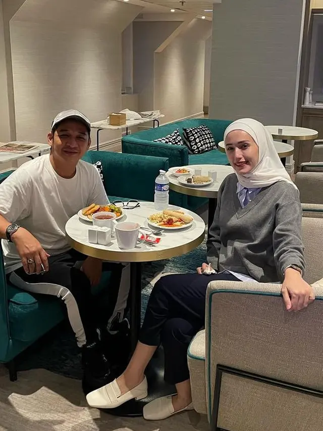 Gaya Adelia Pasha Liburan di Paris Bersama Suami saat Ramadan. [@adeliapasha]