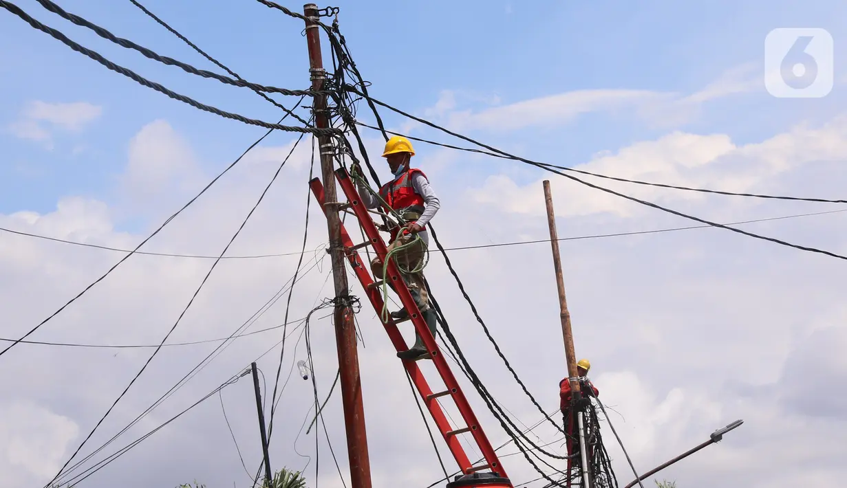 Petugas melakukan pemeliharaan kabel listrik di Jakarta, Sabtu (26/12/2020). PT PLN (Persero) menjamin ketersediaan pasokan listrik sepanjang Natal dan Tahun Baru 2020-2021. (Liputan6.com/Angga Yuniar)