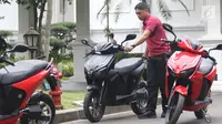 Paspampres memarkirkan motor Gesits di Halaman Istana Merdeka, Jakarta, Rabu (7/11). Motor ini akan dibekali baterai jenis Lithium Ion yang memiliki daya kapasitas hingga 5.000 WH dengan waktu pengisian antara 3 sampai 4 jam. (Liputan6.com/Angga Yuniar)