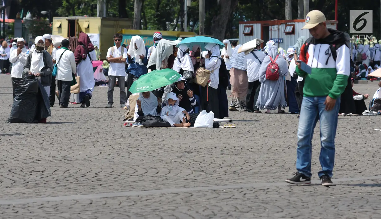 Peserta saat aksi solidaritas di halaman Monumen Nasional, Jakarta, Jumat (11/5). Ribuan umat muslim melakukan aksi menyoroti konflik Palestina dan Israel pada perebutan bangunan suci atau Baitul Maqdis di Yerusalem. (Liputan6.com/Helmi Fithriansyah)
