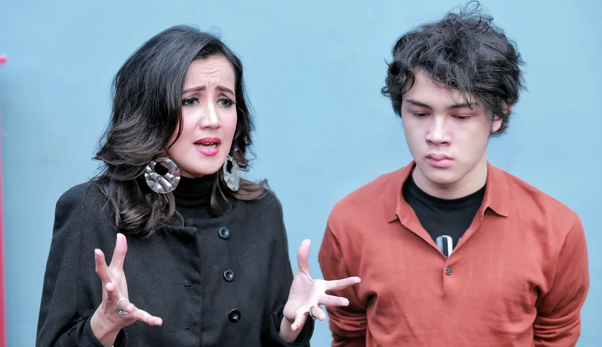 Bahkan pemeran 40 tahun itu mengaku menjadi tempat curhat bagi anaknya Shawn. Meski seperti teman, ia tetap menerapkan sikap disiplin pada anaknya. (Adrian Putra/Bintang.com)