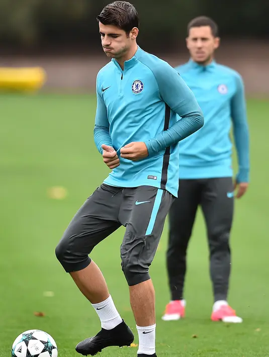 Penyerang Chelsea, Alvaro Morata menendang bola saat mengikuti sesi latihan di London, Inggris (17/10). Chelsea akan bertanding melawan wakil Italia, AS Roma pada grup C Liga Champions. (AFP Photo/Glyn Kirk)