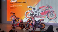 Pembalap Repsol Honda, Marc Marquez dan Dani Pedrosa, dalam jumpa pers di JIEXPO Kemayoran, Jakarta, Selasa (20/2/2018). (Liputan6.com/Jonathan Pandapotan)