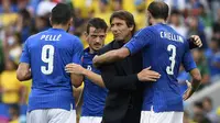 Pelatih tim nasional Italia, Antonio Conte, merayakan kemenangan bersama para pemainnya pada laga kontra Swedia di Stadium Municpal, Toulouse, Jumat (17/6/2016). (AFP/Jonathan Nackstrand)