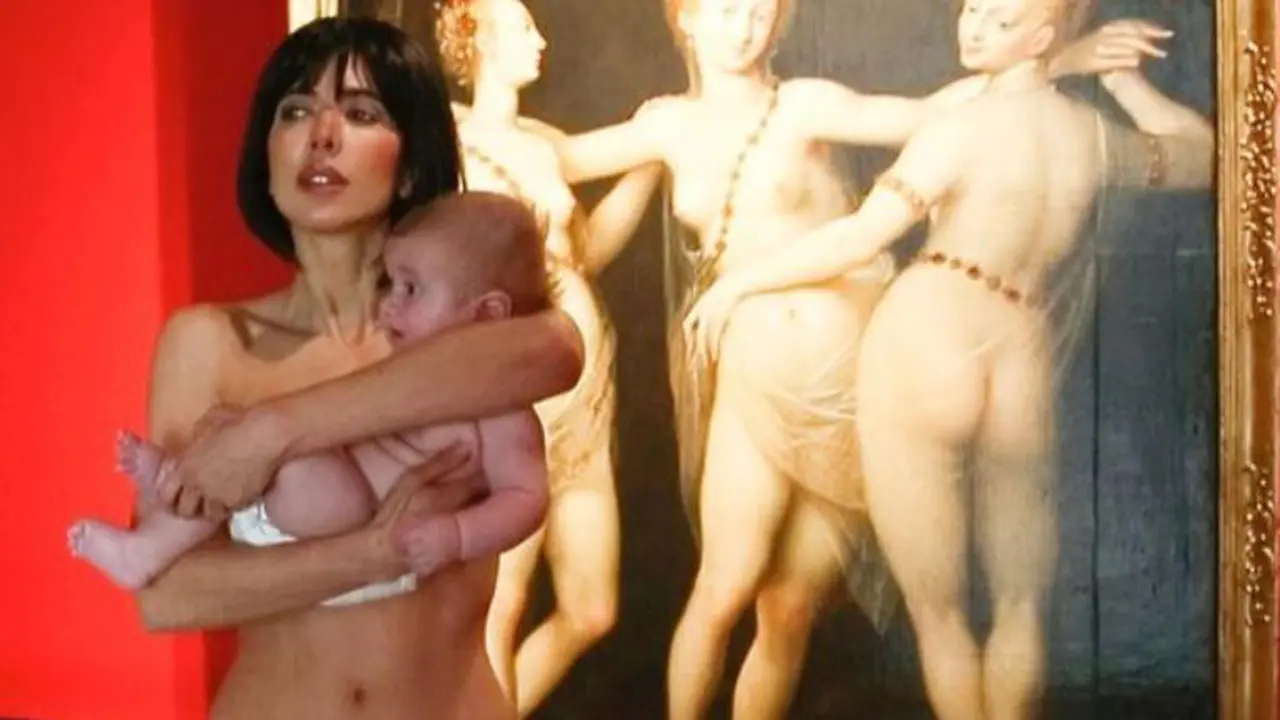 Telanjang Menggendong Bayi, Wanita Ini Hebohkan Pengunjung Museum