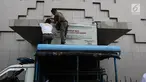 Petugas Satpol PP menyegel Diskotek Exotic dengan memasang banner penutup di Mangga Besar, Jakarta, Kamis (19/4). Pemprov DKI menutup Diskotek Exotic setelah ditemukan pengunjung yang meninggal diduga akibat overdosis narkoba. (Liputan6.com/Arya Manggala)
