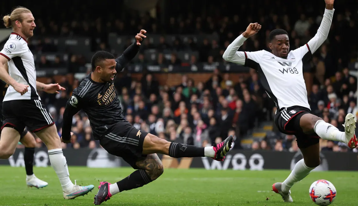Pemain Arsenal Gabriel Jesus (tengah) menendang bola saat melawan Fulham pada pertandingan sepak bola Liga Inggris di Stadion Craven Cottage, London, 12 Maret 2023. Arsenal mengalahkan Fulham dengan skor 3-0. (AP Photo/Ian Walton)