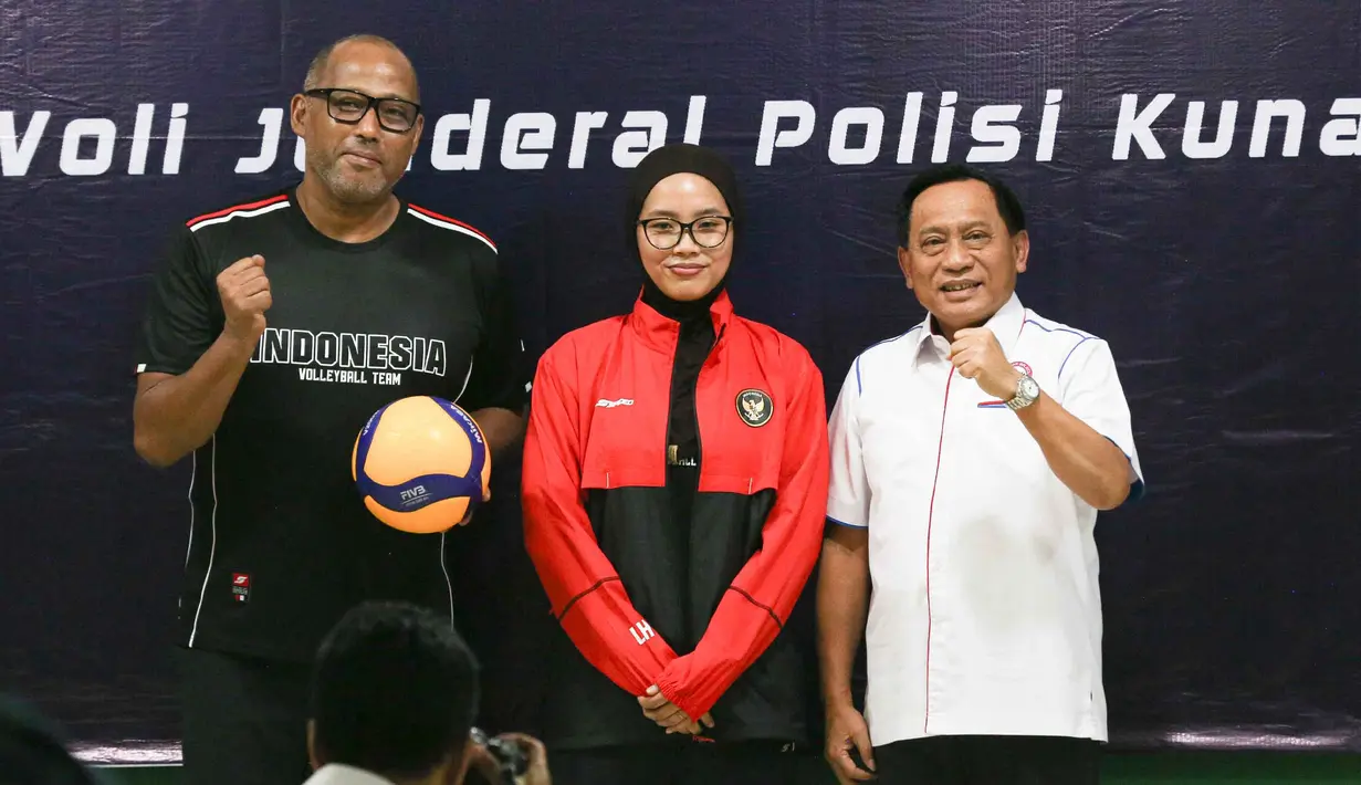 Ketua Umum Pengurus Pusat Persatuan Bola Voli Seluruh Indonesia (PP PBVSI), Imam Sudjarwo (kanan) berfoto bersama pelatih Timnas voli putri Indonesia, Marcos Sugiyama (kiri) saat pelepasan di Padepokan Voli Jenderal Polisi Kunarto, Sentul, Jawa Barat, Selasa (2/6/2026). (Bola.com/Abdul Aziz)