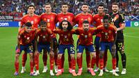 Para pemain starting XI Timnas Spanyol berfoto bersama jelang dimulainya laga matchday kedua Grup B Euro 2024 menghadapi Timnas Italia di Arena Aufschalke, Gelsenkirchen, Jerman, Kamis (20/6/2024). (AFP/Ozan Kose)