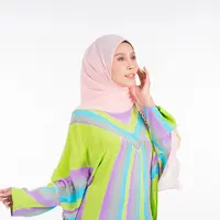 Wanita cantik yang mengenakan kaftan batik berwarna pastel. (Depositphoto/lordmint)