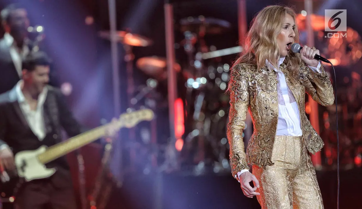Penyanyi Celine Dion menghibur penonton saat konser tunggal di Sentul, Bogor, Sabtu (7/7). Konser bertajuk "Celine Dion Live Tour 2018 in Jakarta" membawakan 17 lagu. (Liputan6.com/Faizal Fanani)