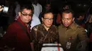 Ketua Dewan Pertimbangan Partai Golkar, Akbar Tanjung (tengah), datang untuk melihat langsung kondisi Ketum Partai Gerindra, Suhardi, yang dirawat di RSPP, Jakarta, (26/8/14). (Liputan6.com/Helmi Fithriansyah)