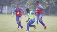 Striker Semen Padang, James Koko Lomel, berusaha melewati Satrio Syam saat latihan jelang laga final Piala Jenderal Sudirman melawan Mitra Kukar di Lapangan Sutasom, Jakarta, Jumat (22/1/2016). (Bola.com/Vitalis Yogi Trisna)