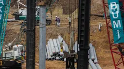 Aktivitas pekerja proyek pembangunan Pasar Senen Blok I dan II di kawasan Pasar Senen, Jakarta Pusat, Rabu (11/3/2020). Pasar Senen Blok I dan II yang menempati lahan seluas 69.600 meter persegi tersebut dibangun kembali setelah kebakaran pada 2017.  (Liputan6.com/Faizal Fanani)