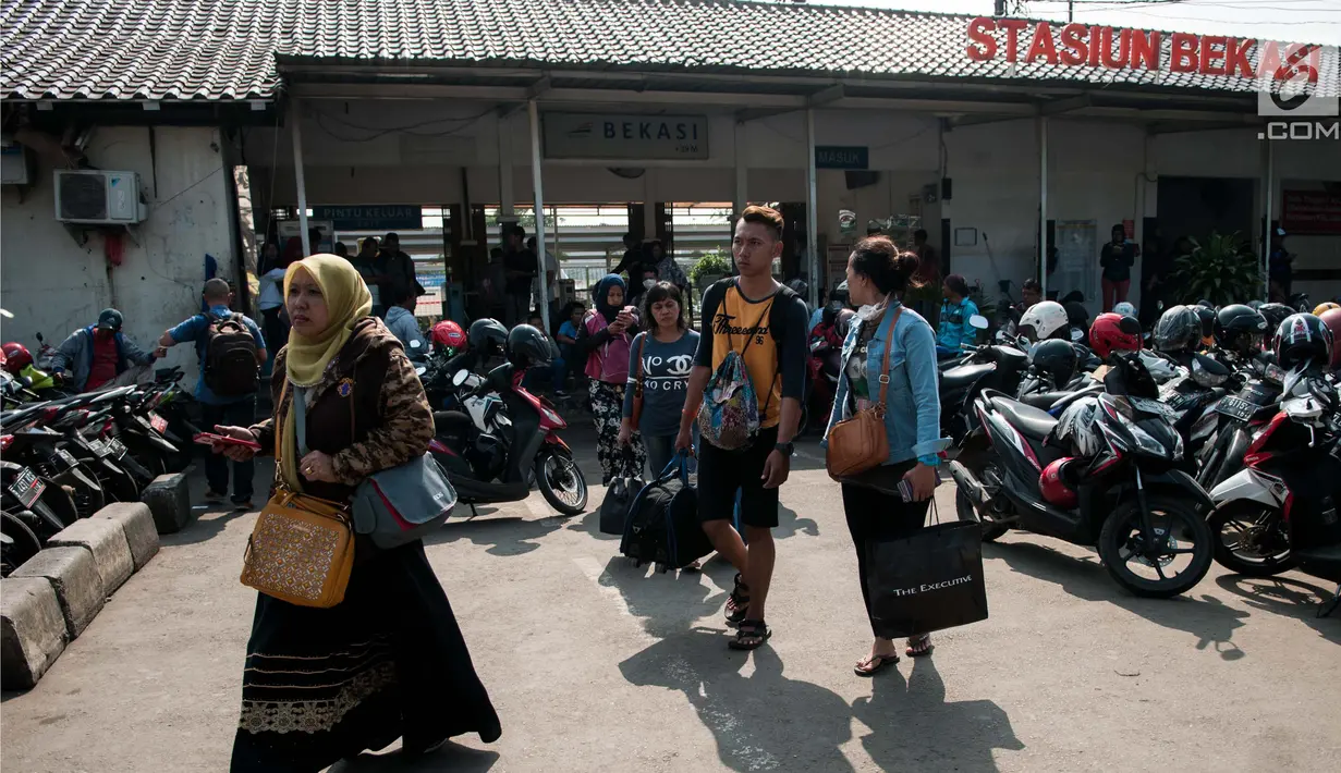 Calon penumpang menunggu kedatangan kereta di Stasiun Bekasi, Jawa Barat, Jumat (19/5). Perjalanan KRL Bekasi-Jakarta Kota yang sempat mengalami gangguan karena Stasiun Klender terbakar, kini kembali normal. (Liputan6.com/Gempur M Surya)