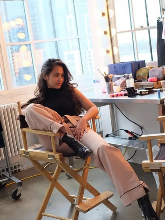 Di dalam salah satu foto, Pevita yang sedang di-makeup terlihat sedang difoto oleh seseorang yang berjongkok di depannya, dan sosok wanita cantik itu adalah Gigi Hadid, kekasih dari Zayn Malik. (Instagram/pevitapearce)