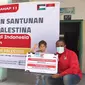 Abdillah Onim, pendiri Nusantara Palestina Center (NPC) memberikan bantuan kepada para anak yatim yang menjadi korban perang di Palestina. (Istimewa)