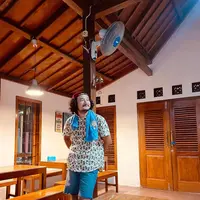 Pemeran dalam film Nenek Gayung (2012) itu diketahui membuka warung makan sederhana bernama Warung Eropa Magetan. Meski bernama Eropa, tapi menyediakan menu daerahnya seperti nasi tempong burung puyuh, semur jengkol  dan masakan Indonesia lainnya. [Instagram/isa_bajaj]