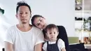 Karena captionnya yang lucu dan menghibur, banyak warganet yang menyebut Ringgo Agus Rahman dan Sabai Morscheck sebagai family goals. (Foto: instagram.com/ringgoagus)