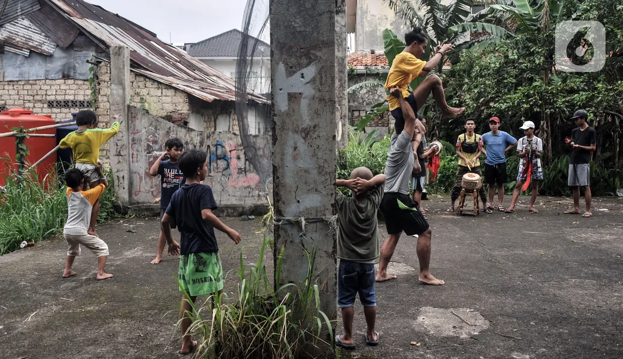 Anggota Naga Merah Putih saat latihan memainkan Barongsai di kawasan Babakan Pasar, Bogor, Jawa Barat, Senin (17/1/2022). Jelang perayaan Tahun Baru Imlek, klub kesenian Tionghoa tersebut rutin melakukan latihan memainkan Liong dan Barongsai. (merdeka.com/Iqbal S. Nugroho)