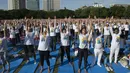 Ratusan peserta menghadiri sesi yoga massal untuk memperingati Hari Yoga Internasional yang jatuh pada 21 Juni di lahan Universitas Chulalongkorn, Bangkok, Thailand, Minggu (17/6). (AFP PHOTO/Romeo GACAD)