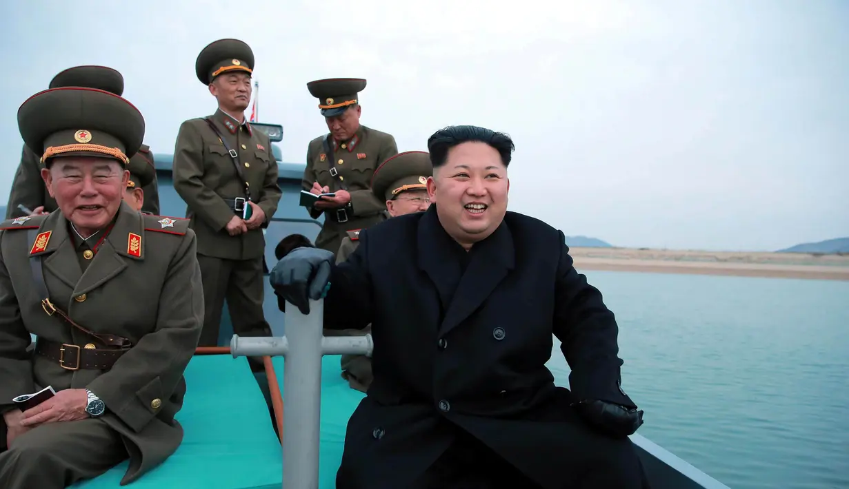 Pemimpin Korea Utara Kim Jong-un saat melakukan inspeksi di sebuah detasemen pertahanan di Pulau Mahap, sektor depan Korea Utara. Inspeksi Kim Jong-un ini untuk meningkatkan kesiapan tempur tentaranya. (REUTERS/KCNA)