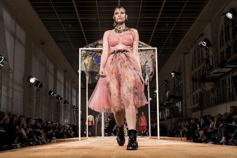 Model bertubuh curvy tampil di panggung runway Alexander McQueen. (Foto: Document Alexander McQueen)