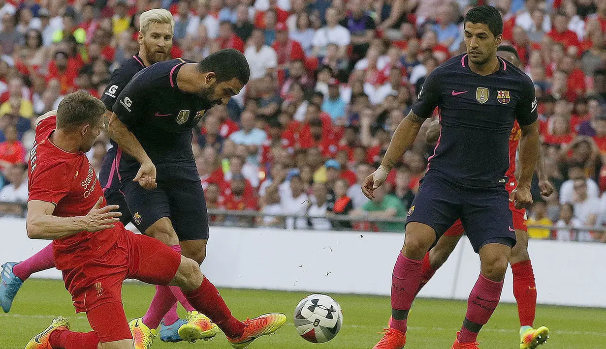 Gelandang Barcelona, Arda Turan, berusaha membobol gawang Liverpool pada laga ICC 2016 di Stadion Wembley, London, Inggris, Sabtu (6/8/2016). Liverpool berhasil menang 4-0 atas Barcelona. (AP/Frank Augstein)