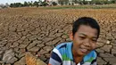 Musim kemarau panjang menyebabkan situ seluas 10 hektar di Cilodong Kelurahan Kalibaru, mengalami kekeringan, Depok, Rabu (30/9/2015). Situ Cilodong tersebut kini terlihat seperti lapangan kering disertai tanah retak.(Liputan6.com/Yoppy Renato)