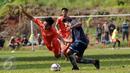 Pemain Persija melompat menghindari adangan tim Pra PON DKI Jakarta saat laga uji coba di NYTC Sawangan, Depok, Sabtu (27/2/2016). Laga ujicoba ini persiapan Persija menghadapi turnamen Piala Bhayangkara dan ISC 2016. (Liputan6.com/Helmi Fithriansyah)