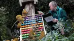 Petugas menghitung jumlah monyet tupai saat melakukan sensus di Kebun Binatang ZSL London, Inggris, Kamis (3/1). Sensus tahunan ini wajib dilakukan sebagai persyaratan izin kebun binatang. (Adrian DENNIS/AFP)