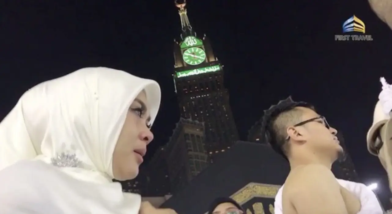 Syahrini menjalankan ibadah umrah. (Instagram/princessyahrini)
